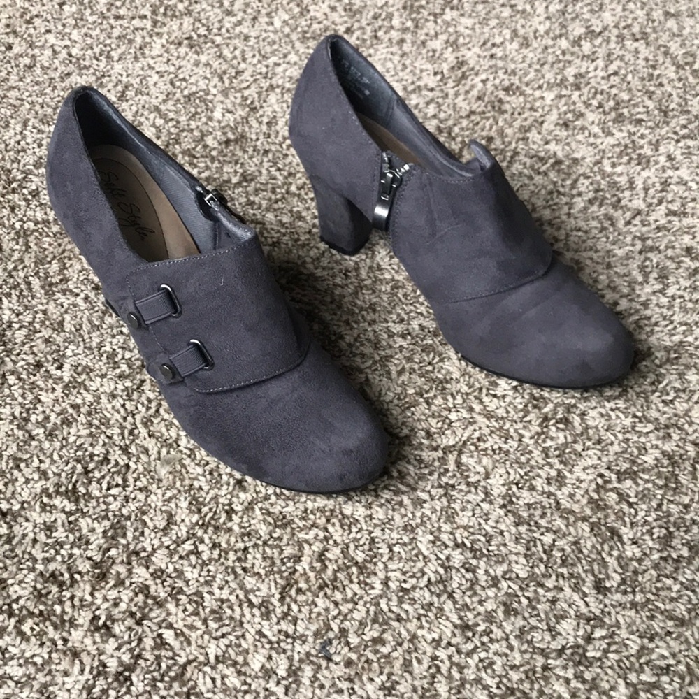 Soft Style gray comfort heels